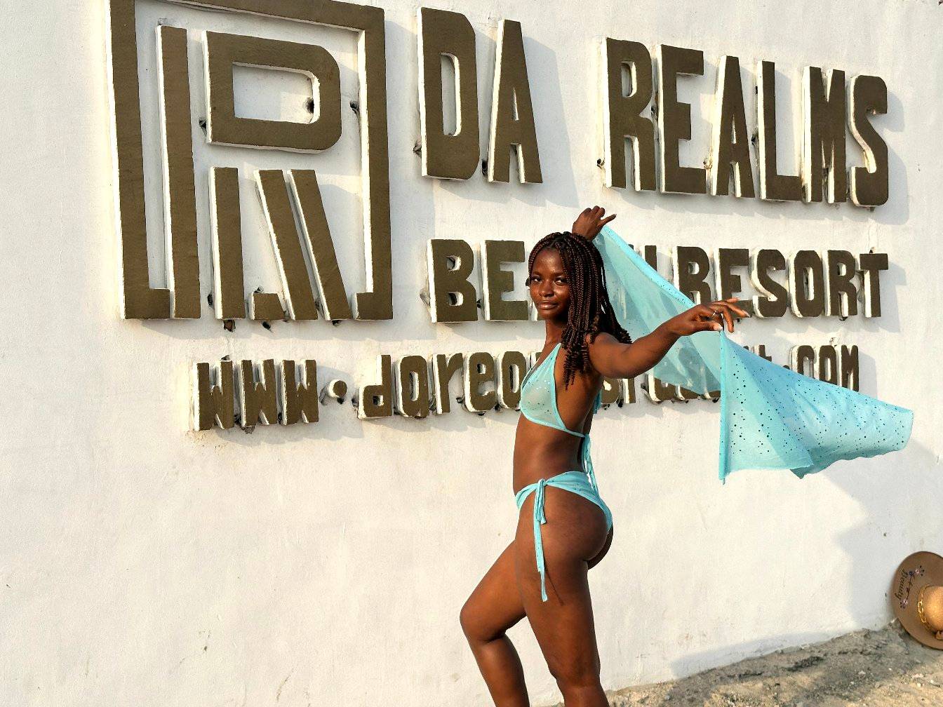 Tourist at Da Realms entrance